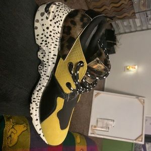 Steve Madden  new tennis shoe. Color black and yellow, black. Size 8.